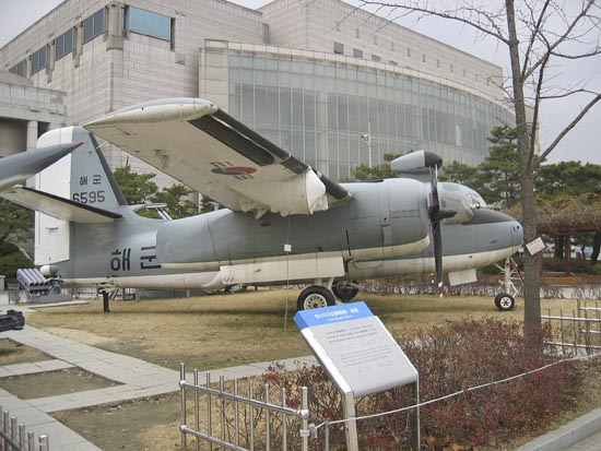 Mk50rocketlauncherbehindS2TrackerKoreaWarMemorialSeoul.jpg