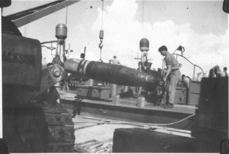 PT309loadingtorpedo427c5.jpg