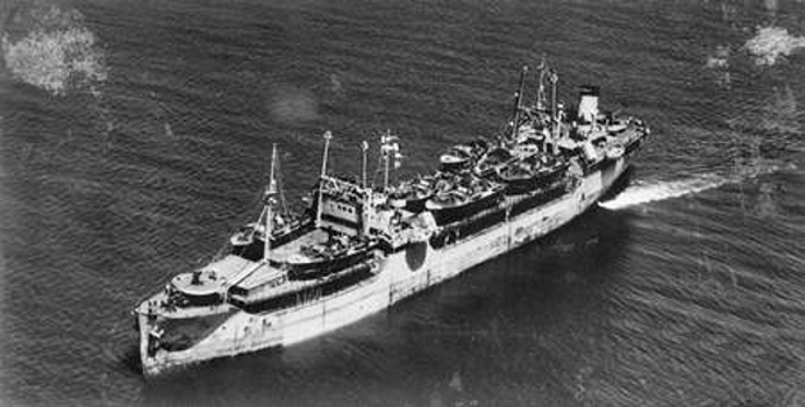 PTTanker_Esso_Manhattan_underway_with_PT_boats_in_1943.jpg