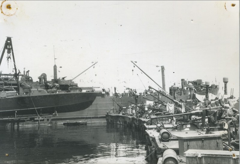 RON25boatsnestedalongsideAGP10USSOrestes1945.jpg